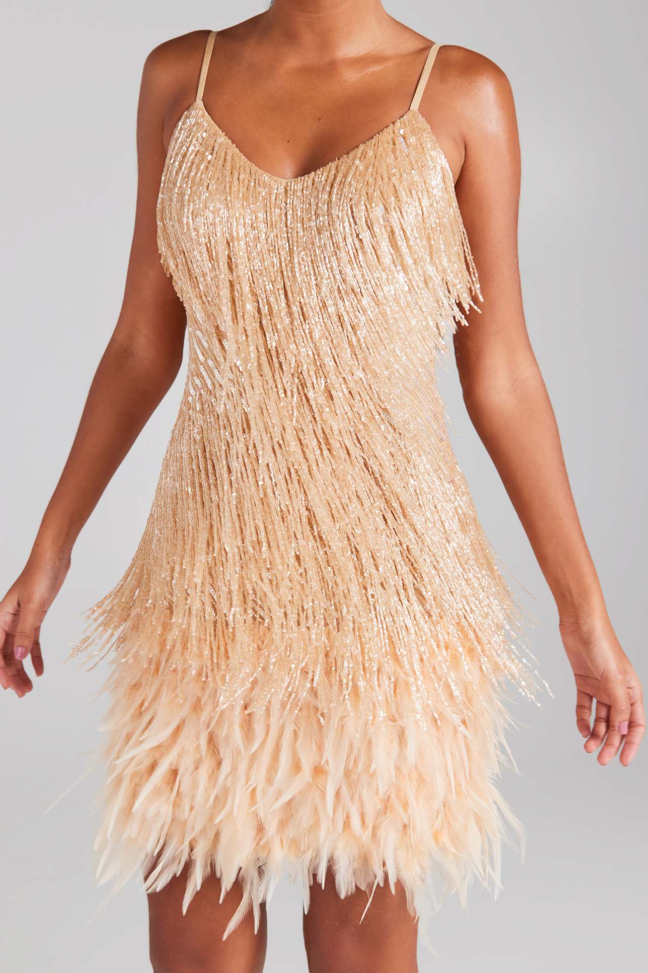 Vestido de Paetê Com Franjas e Plumas Vivella Caterine