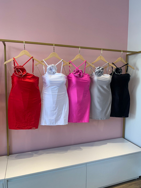 Vestido Curto Tubinho Aplique Removível de Flor Vivella Flory