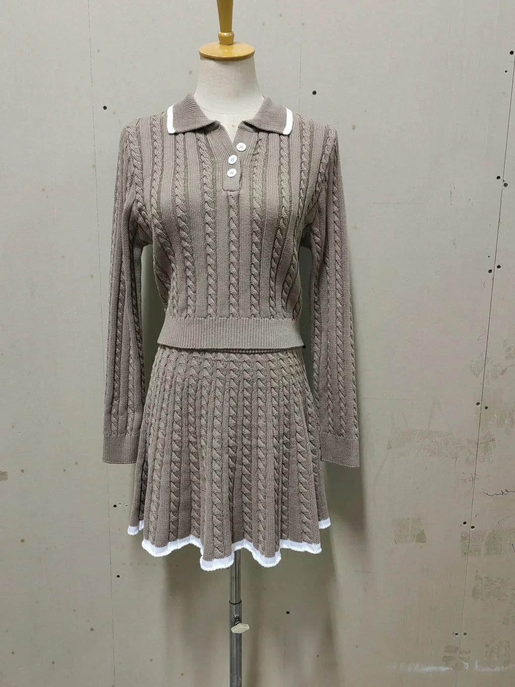 Conjunto Tricô Cropped Manga Comprida e Saia Vivella Antonella