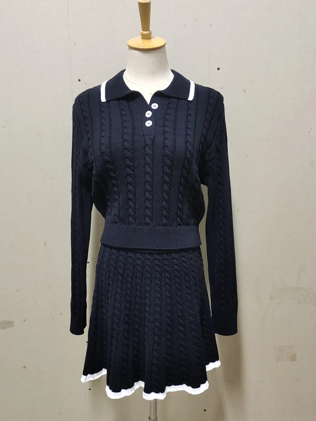 Conjunto Tricô Cropped Manga Comprida e Saia Vivella Antonella