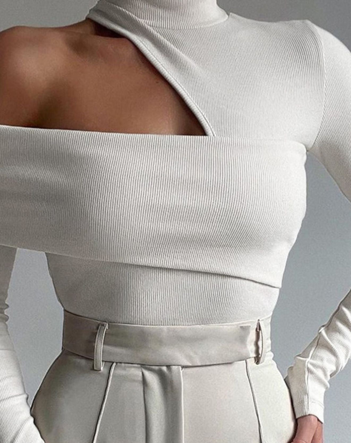 Blusa Canelada com Corte Fora no Ombro e Gola Vivella Charlotte