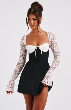 Vestido Curto Manga Longa de Renda Vivella Jacinta Preto e Branco