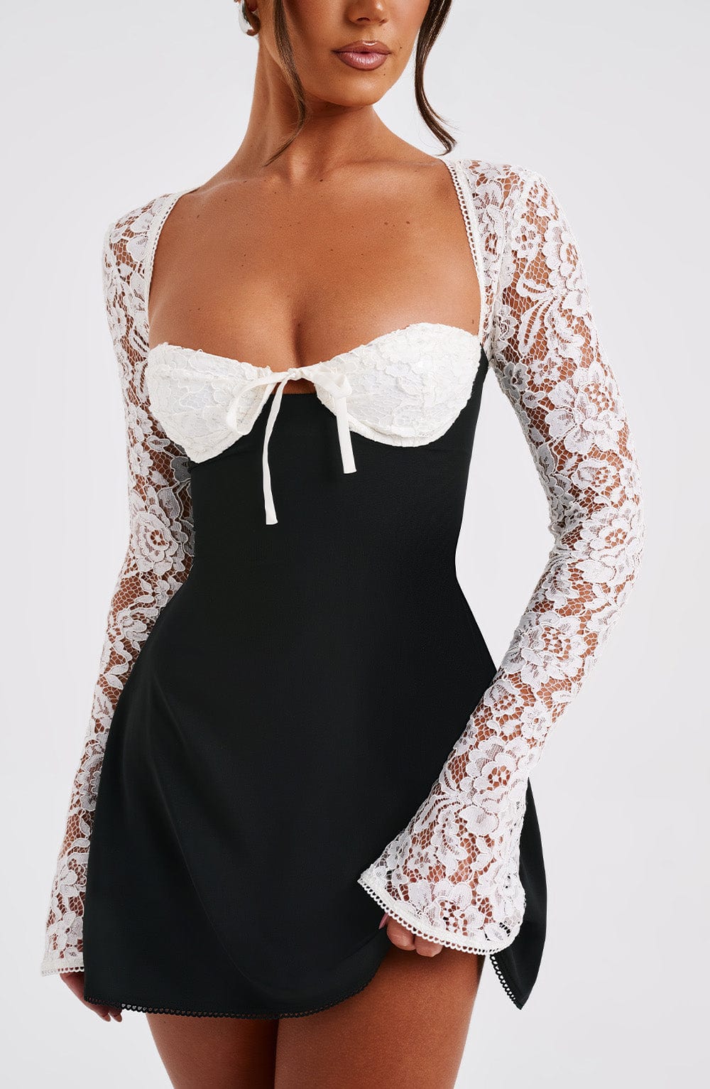 Vestido Curto Manga Longa de Renda Vivella Jacinta Preto e Branco