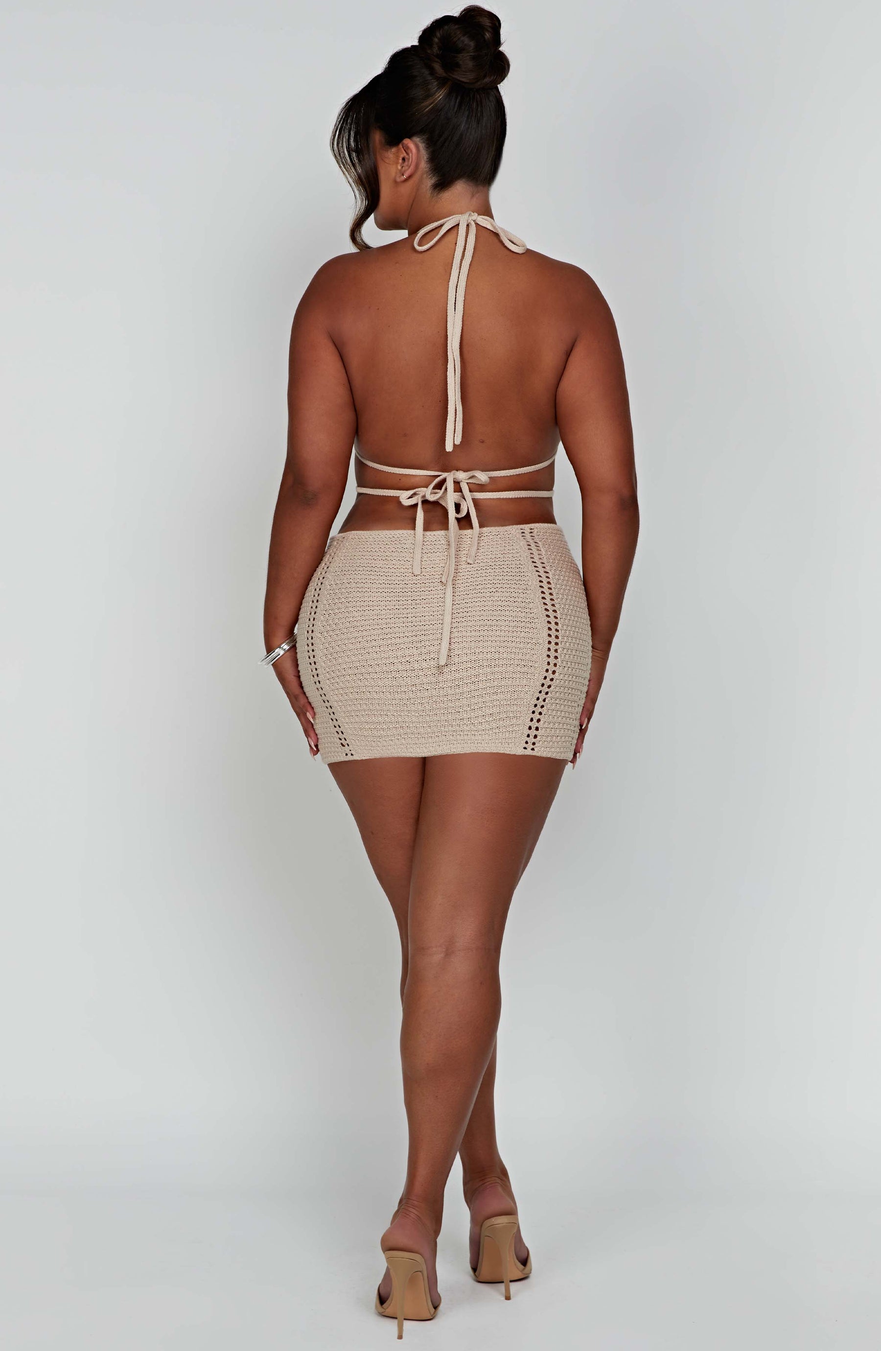 Vestido Curto Crochê Bege Premium Vivella Arabella - OÁSIS