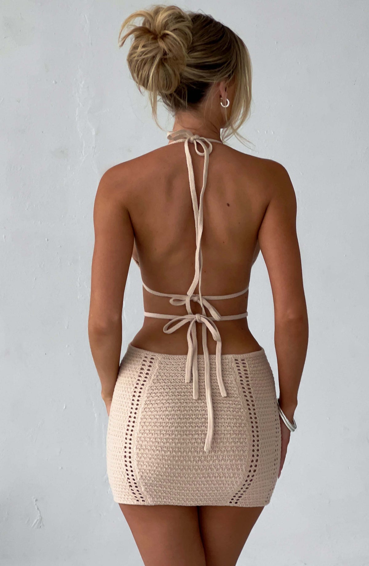 Vestido Curto Crochê Bege Premium Vivella Arabella - OÁSIS
