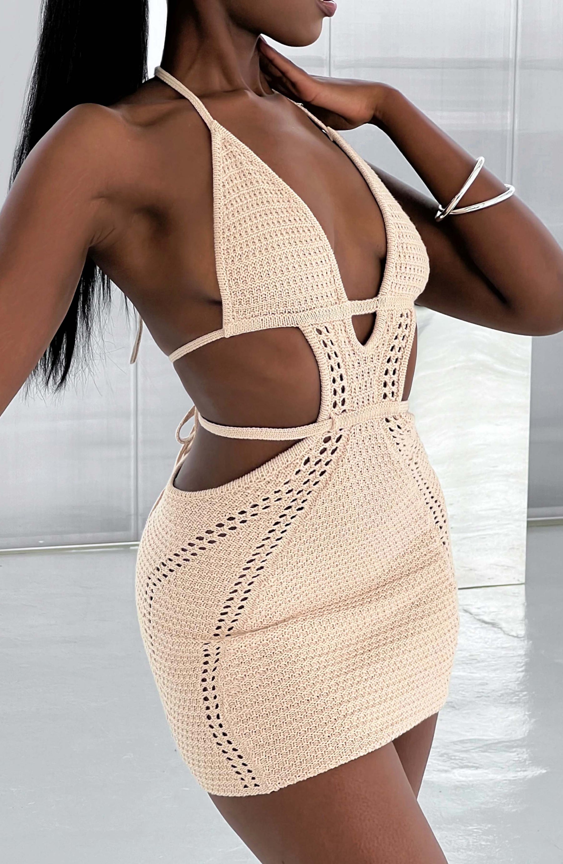Vestido Curto Crochê Bege Premium Vivella Arabella - OÁSIS