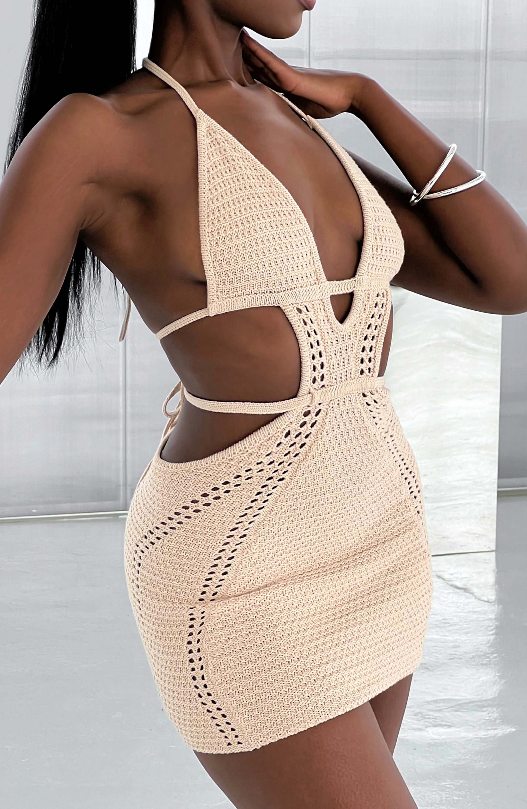 Vestido Curto Crochê Bege Premium Vivella Arabella - OÁSIS