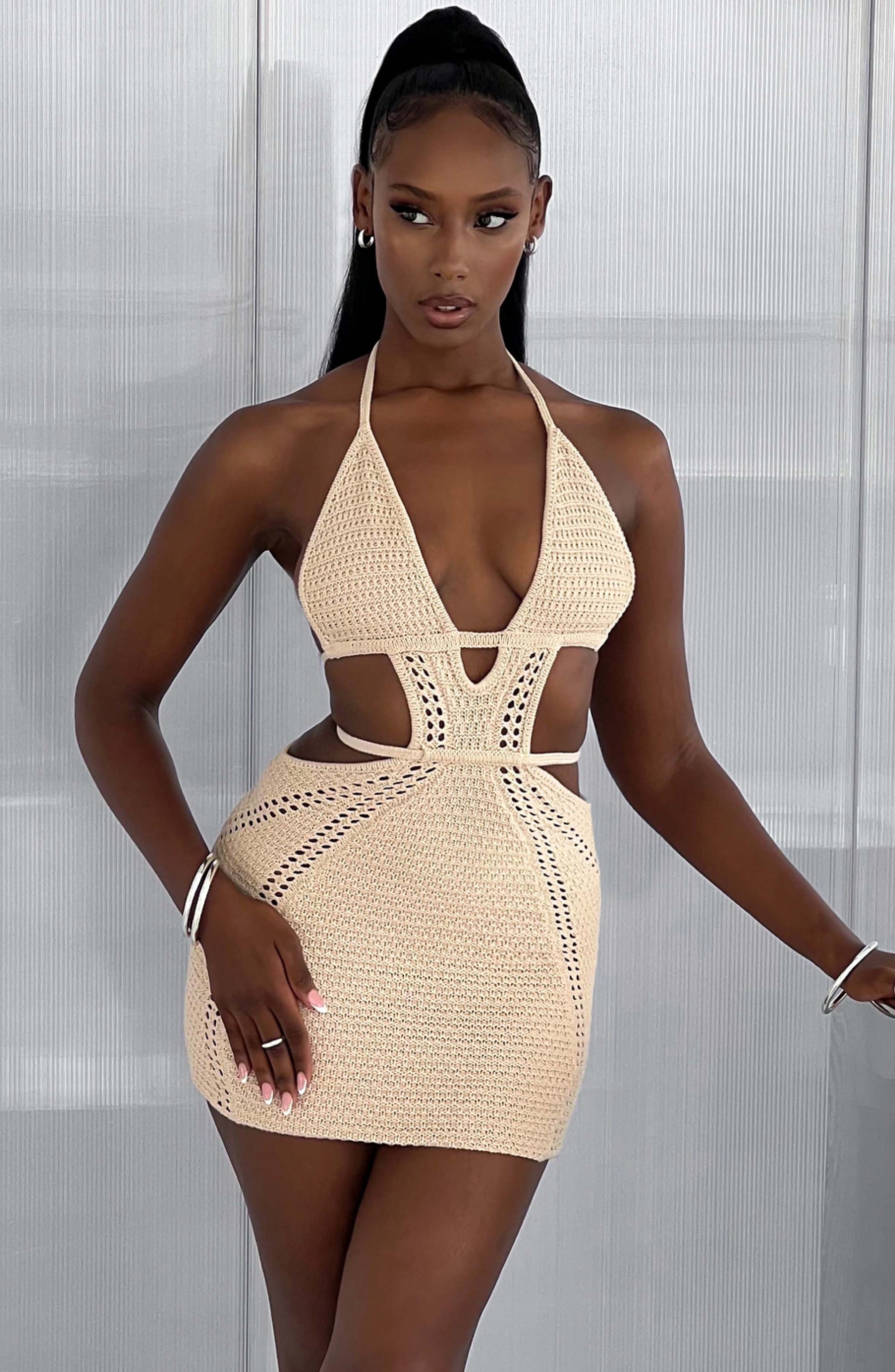 Vestido Curto Crochê Bege Premium Vivella Arabella - OÁSIS